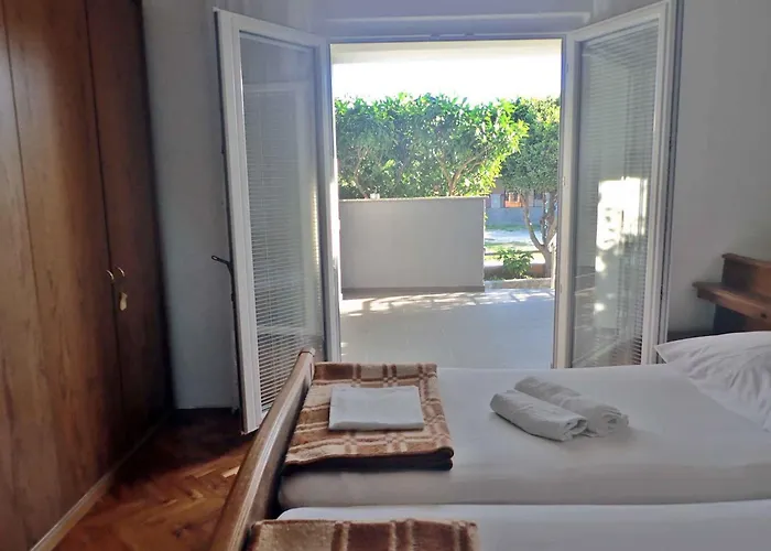 In Starigrad-paklenica 41713 * ستاريغغاد باكلينتسا